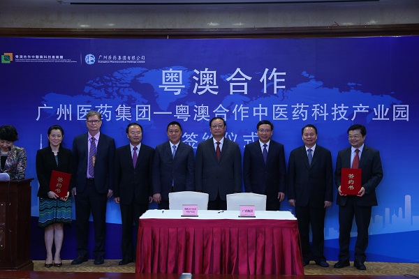 签约结束后的合影留念.JPG