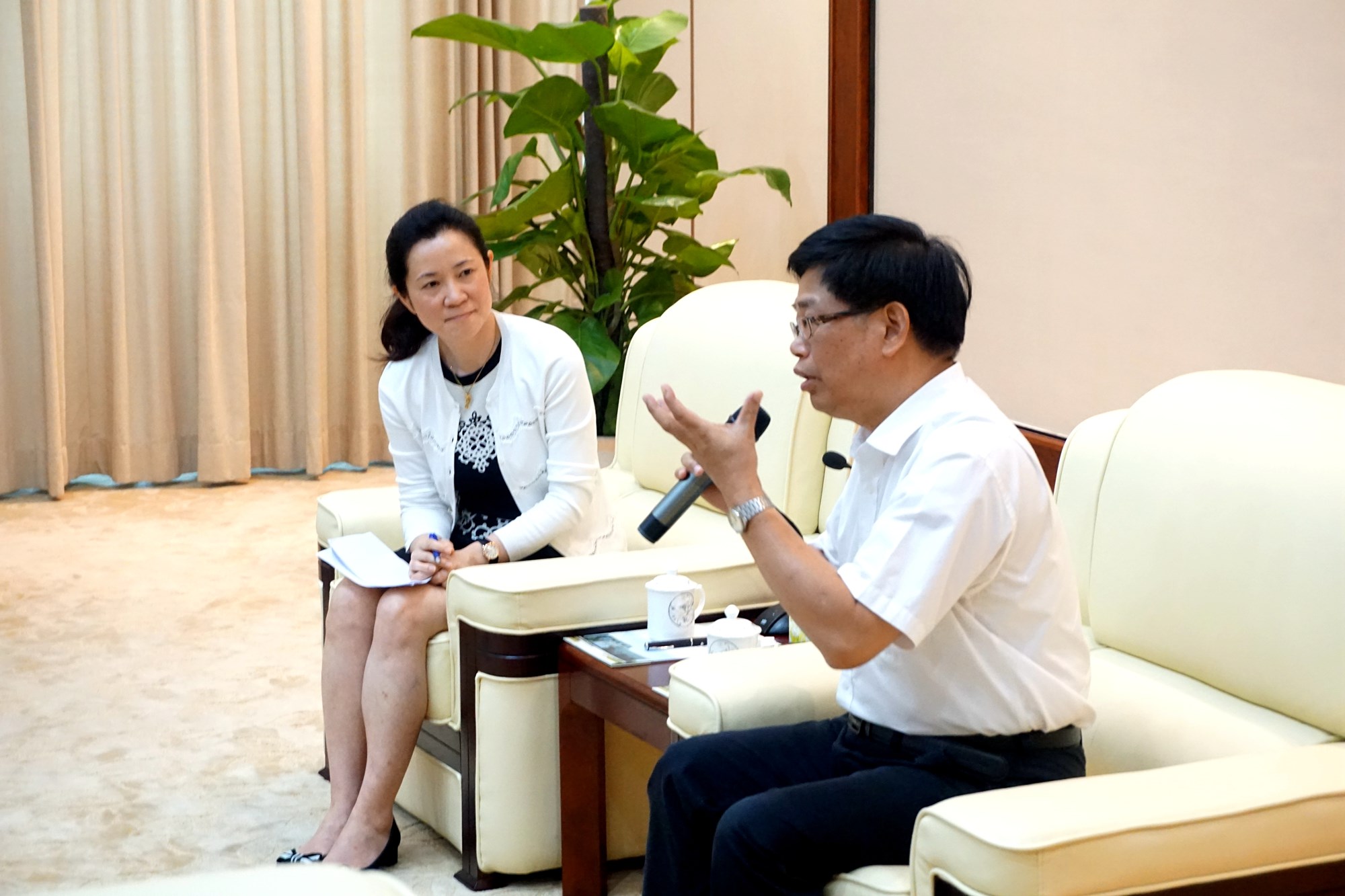 On August 4 of 2015, Vice Chairman of Chinese People's Political Consultative Committee of Guangdong Province, Tang Hao (right), led the delegation to Hengqin New Area and carried out the discussions. 