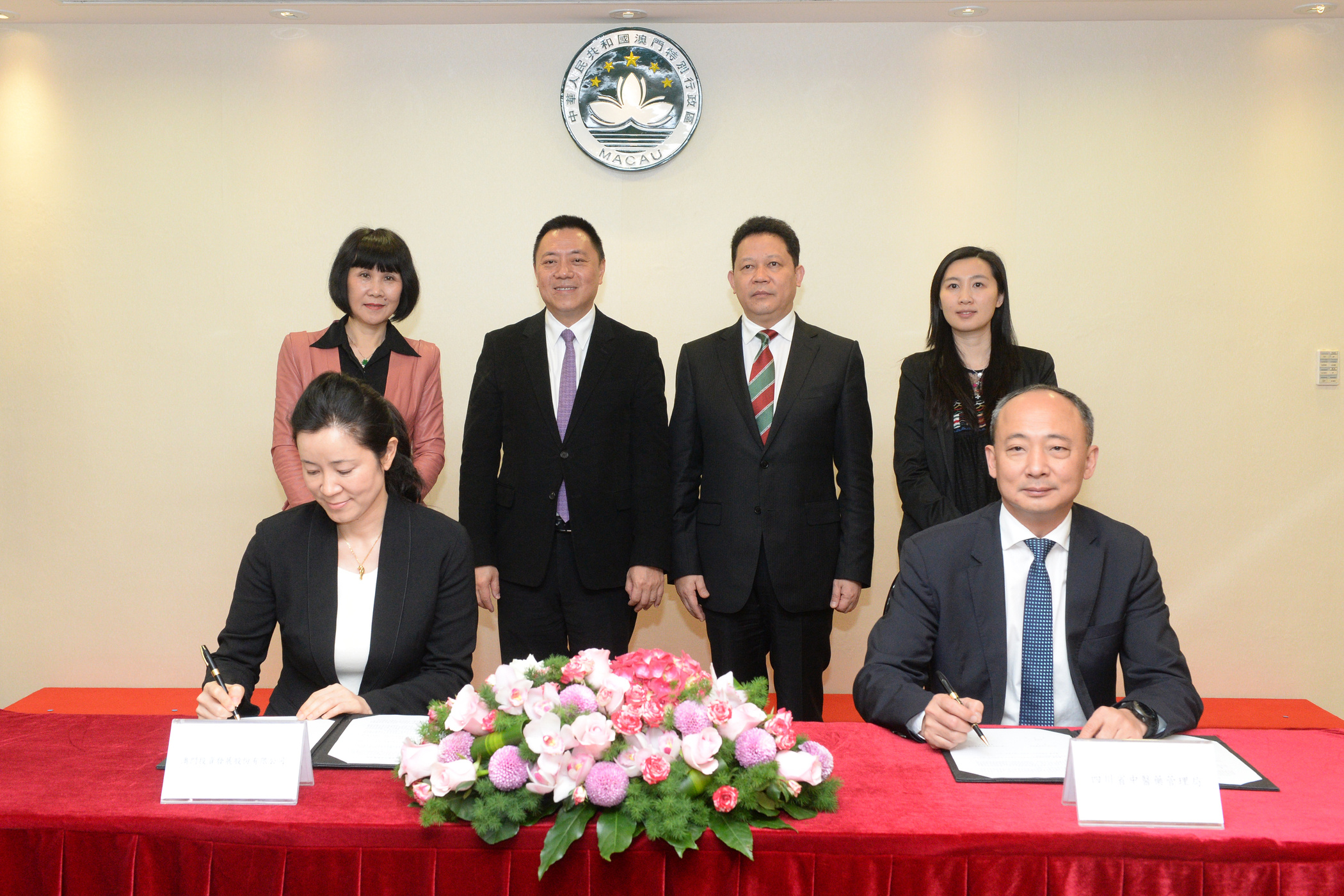 Assinalou um novo avanço entre Sichuan e Macau na cooperação da indústria da Medicina Tradicional Chinesa, através da plataforma do GMTCM Parque