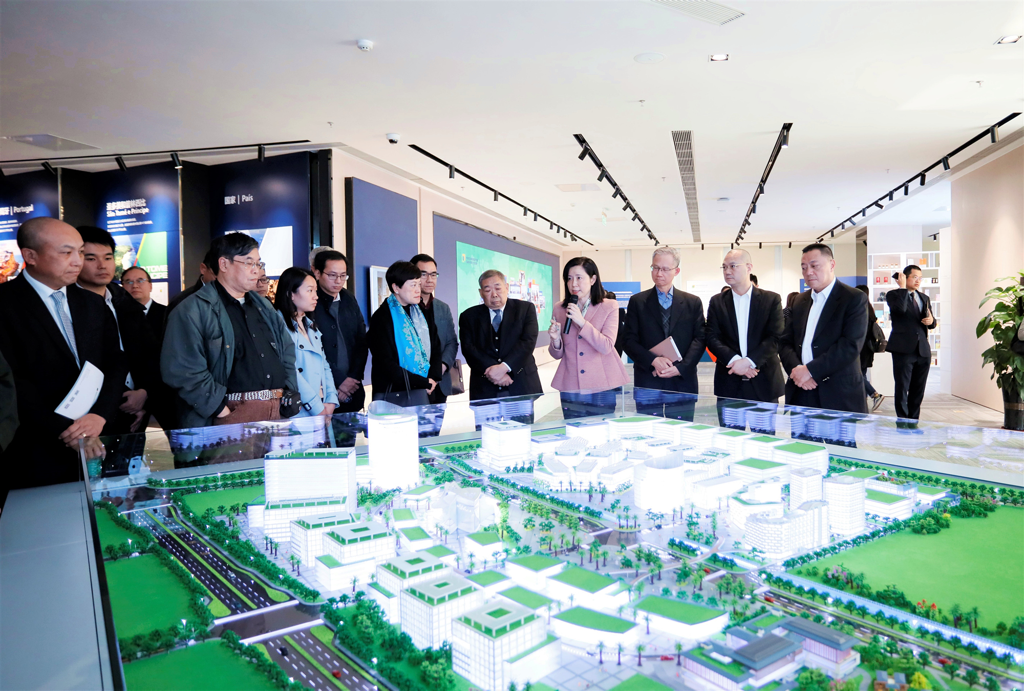 澳门立法会议员参观粤澳中医药产业园