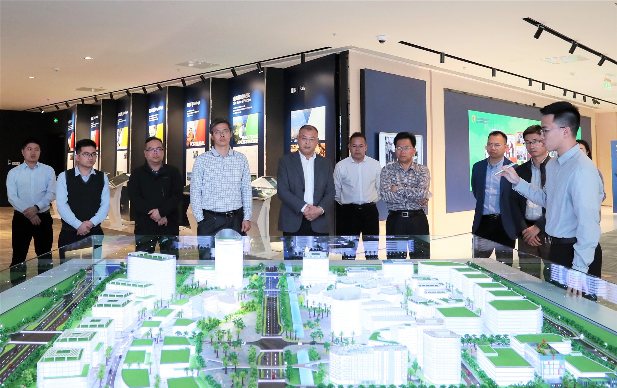 2019年3月5日，肇庆市政协副主席徐金华一行9人到产业园考察，参观了传统医药国际交流合作平台。
